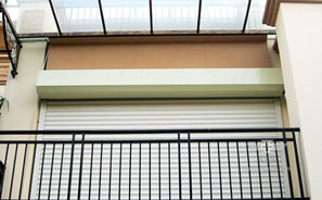 Защита балконных проемов рольставнями