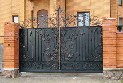 Металлические откатные ворота для дома с элементами ковки