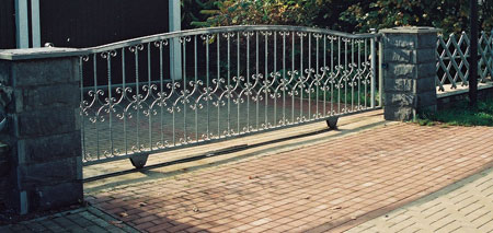 Монтаж откатных ворот на нижнем опорном рельсе