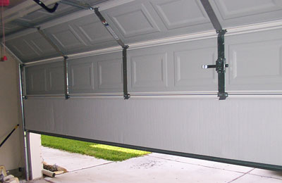 Секционные гаражные ворота (вид из гаража)