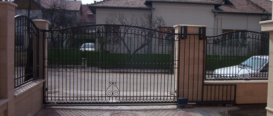 Раздвижные ворота Раздвижные ворота имеют привлекательный внешний вид и вполне доступны практически для любого российского потребителя