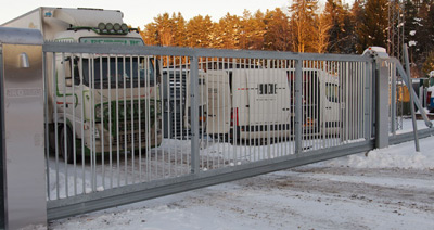 Раздвижные ворота  позволяет автомобилю подъехать вплотную к воротам