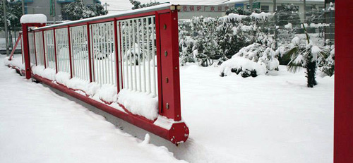 Откатные ворота не боятся ни снега, ни дождя, ни ветра, ни мороза, ни перепадов температур