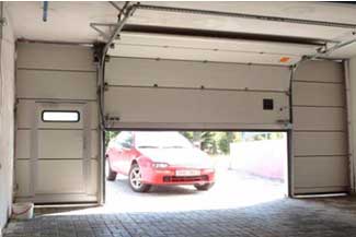 Секционные ворота для дома, вид изнутри гаража