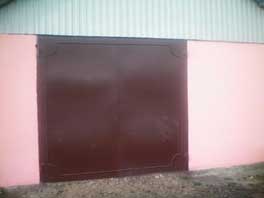 Металлические распашные ворота для гаража