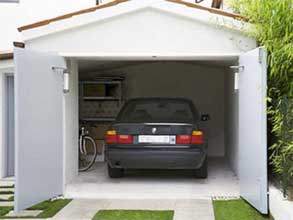 Металлические гаражные распашные ворота с теплоизоляцией и автоматическими приводами