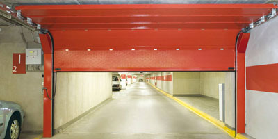 Укладка полотна осуществляется под потолок, благодаря чему ворота противопожарные металлические секционные могут быть установлены практически в любом проеме