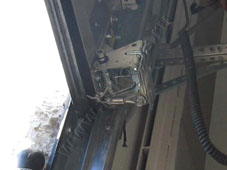 Механической системой безопасности от падения полотна ворот в случае обрыва троса подвеса