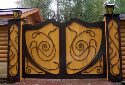 Кованные распашные ворота с деревянными вставками