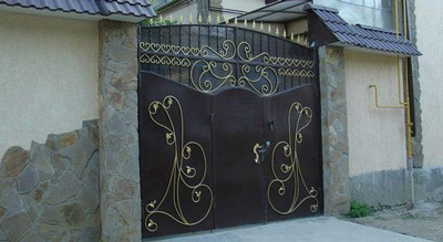 Кованные распашные ворота с калиткой 