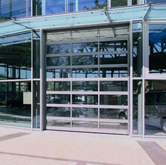 Секционные промышленные ворота с «панорамными» полотнами из светопрозрачных секций