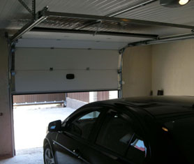 Для гаражей обычно хватает подъёма полотна секционных ворот  до половины высоты проема