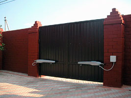 Распашные ворота с электроприводом для частного дома